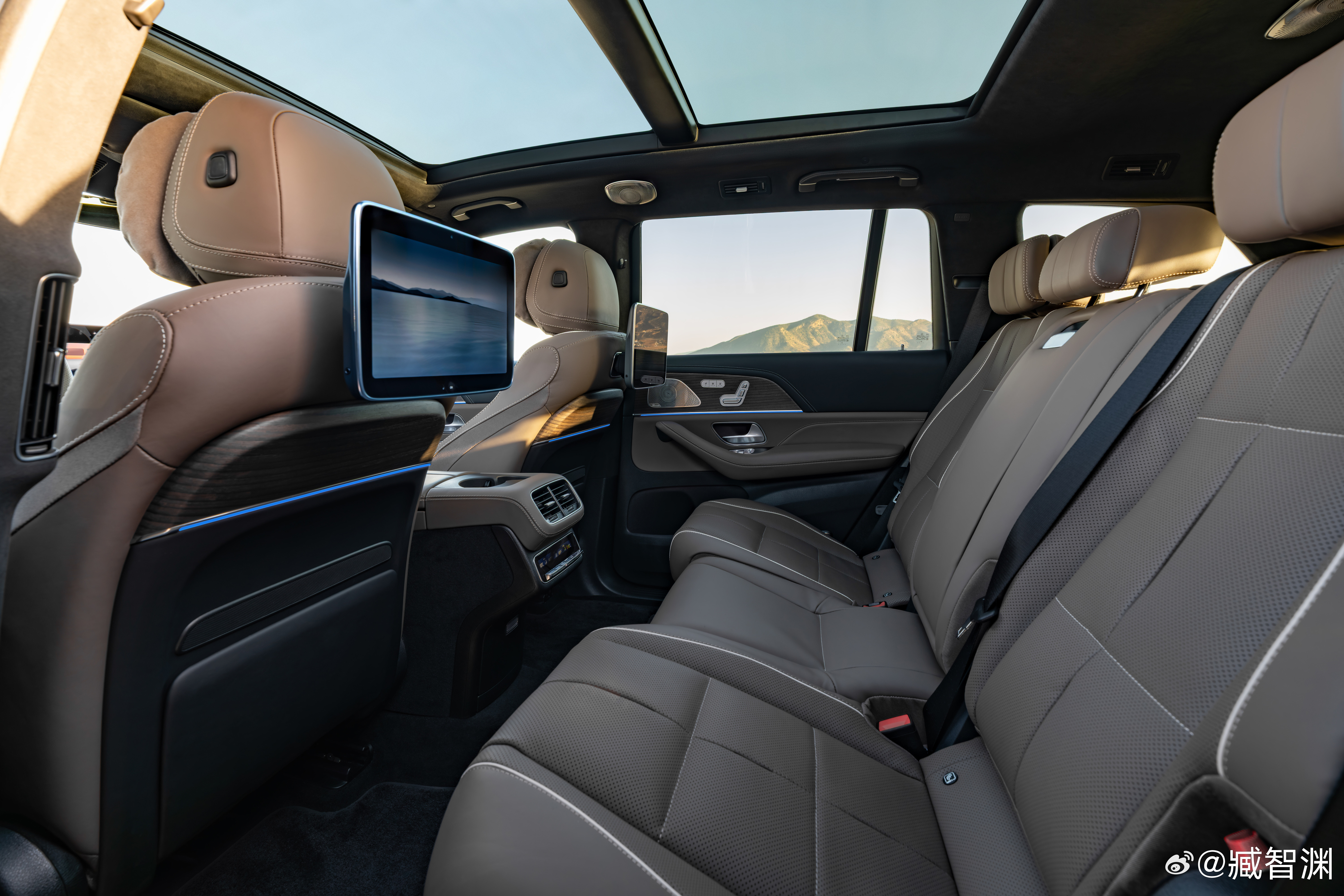 奔驰发布中期改款GLE、GLECoupe、GLE53和GLS。全新灯具设计语