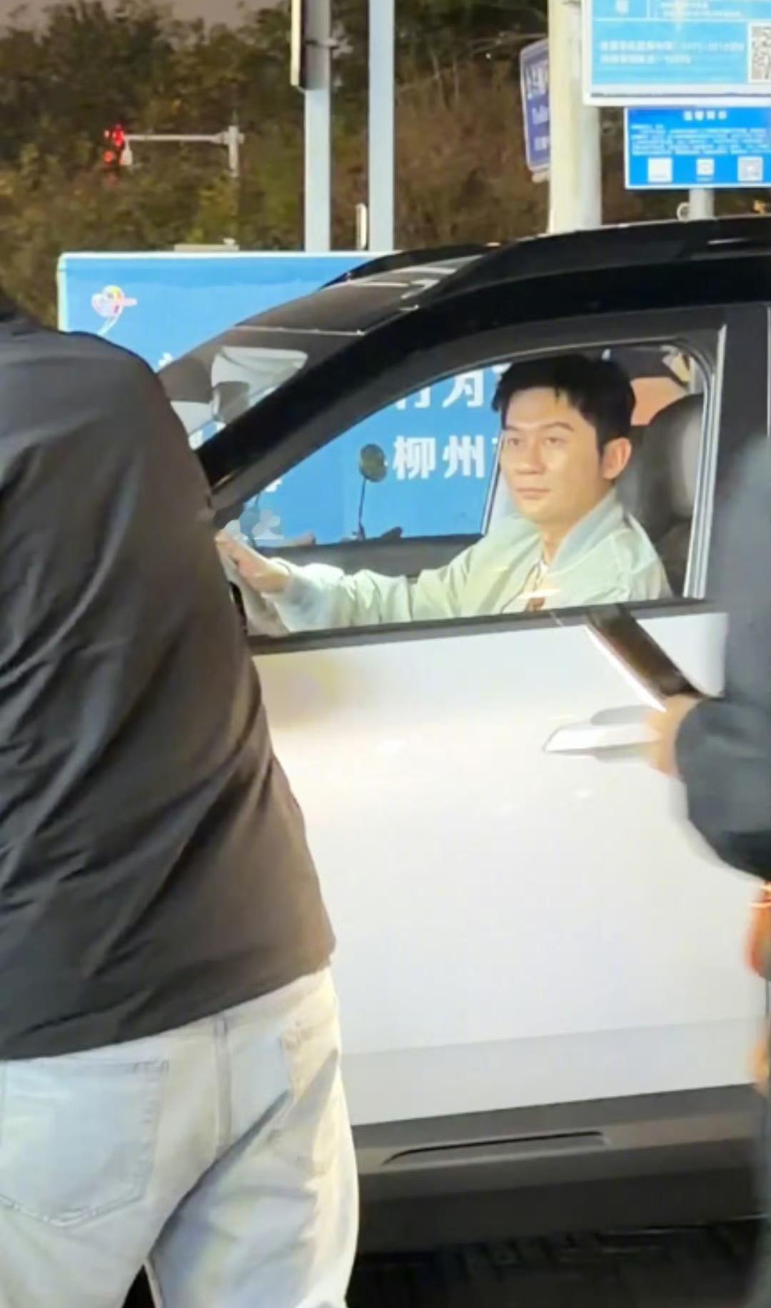 柳州偶遇李晨吃螺蛳粉，果然任何人都不能拒绝一碗热腾腾的螺蛳粉，晨哥这嗦粉的样子真