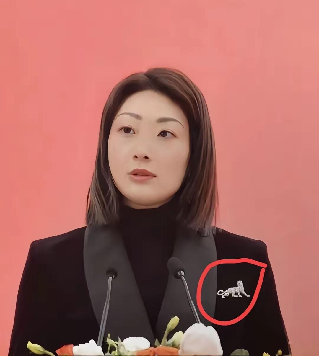 发现没？宗馥莉的野心早就路人皆知了。不是她给老宗立人设，​也不是她悠闲喝咖啡，而