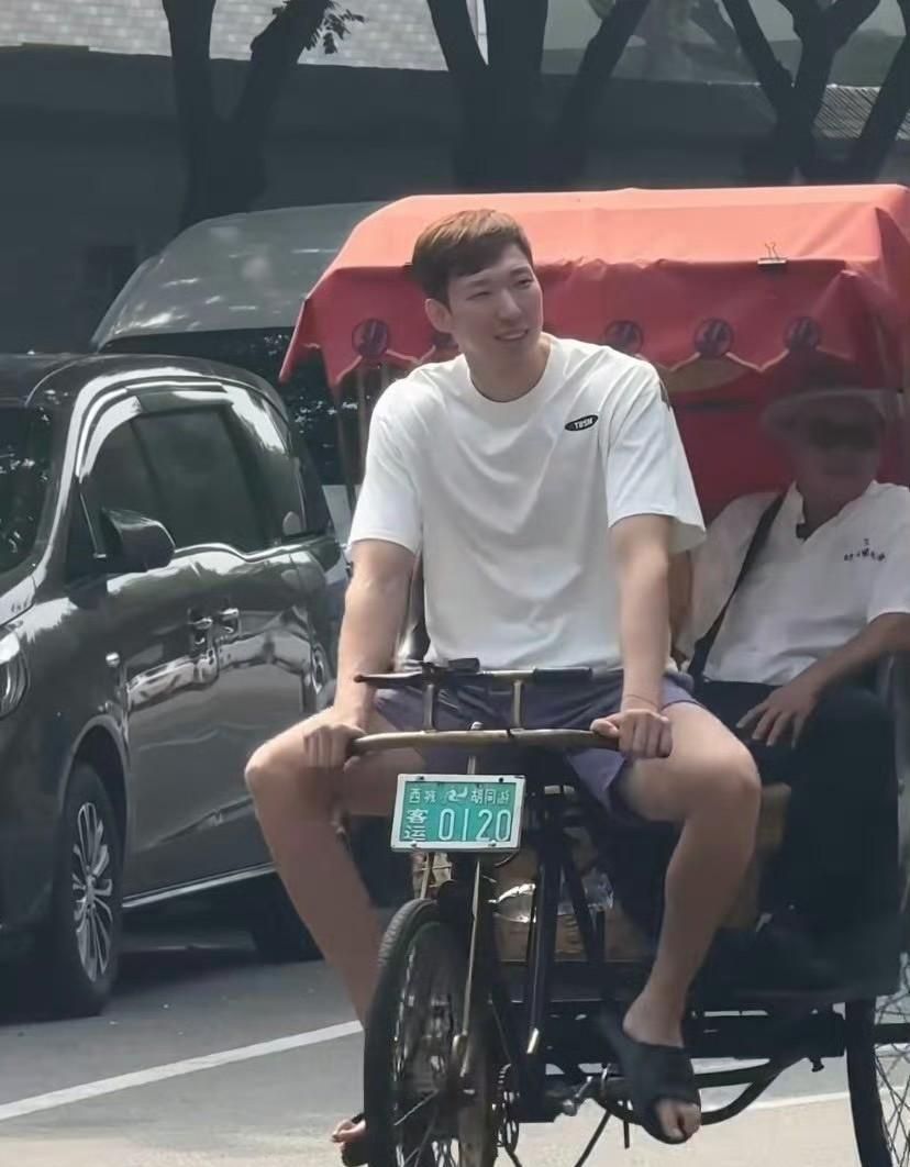 生活不易，周琦蹬三轮儿！周琦这大长腿，蹬起来的速度，也是杠杠滴！周琦还是非常接