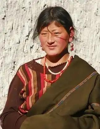 为什么西藏人很少出来打工？其实说白了，因为西藏人口本来就少，穷人靠着福利补贴都能