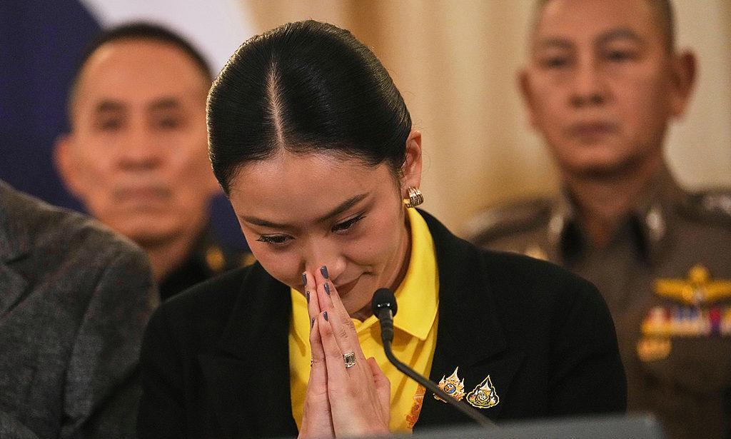泰国美女总理佩通坦在记者会上哭得梨花带雨，而军方大佬们却集体摆出一副