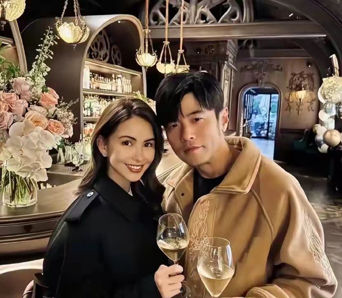 周杰伦晒合照庆祝与昆凌结婚11周年，曾透露与妻子相差14岁仍婚姻长久的秘诀：我一