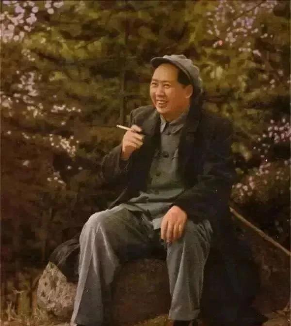 1955年时年62岁的，伟大领袖毛主席说，”不要等到问题成了堆，闹出许多乱子，然