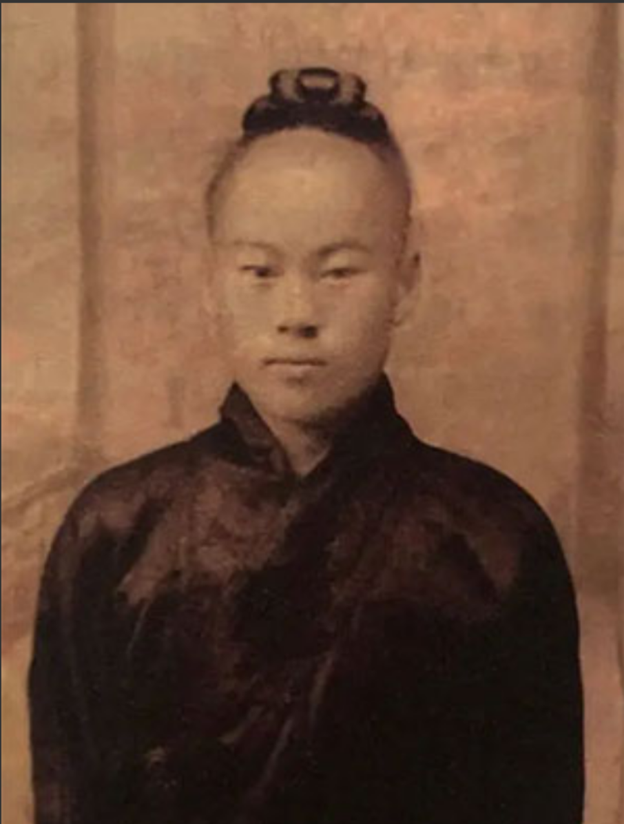 1938年，道士毕云把菜刀劈断打磨成了匕首带在身上。一天晚上，他刺杀了两名日军哨