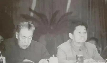 80年代的甘肃省领导。右边是时任甘肃省委书记的李子奇，左边是时任甘肃人大主任的王