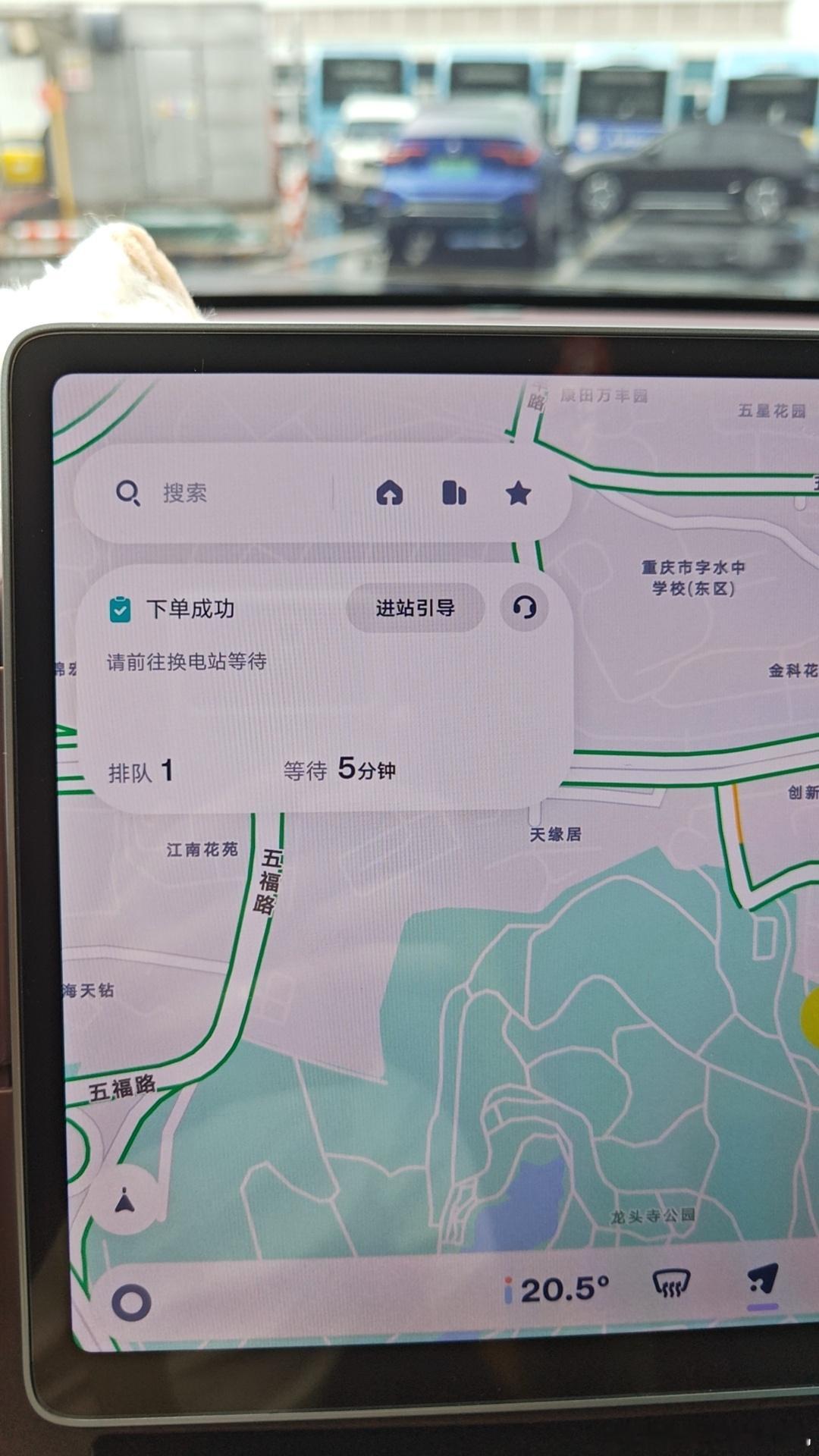 偶遇蔚来五代站，萤火虫终于举高高了最近蔚来的五代站开启下饺子模式，重庆已经有3座第五代换电站了。有一