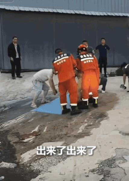 “男子如厕陷2米深粪坑？”近日山西晋城，一男子使用村口旱厕时，脚下一滑竟深陷粪池