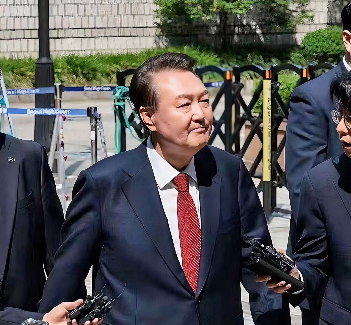 宝子们！韩国政坛又现高能剧情！前总统尹锡悦第五次站上内乱罪审判台，直接化身“沉默