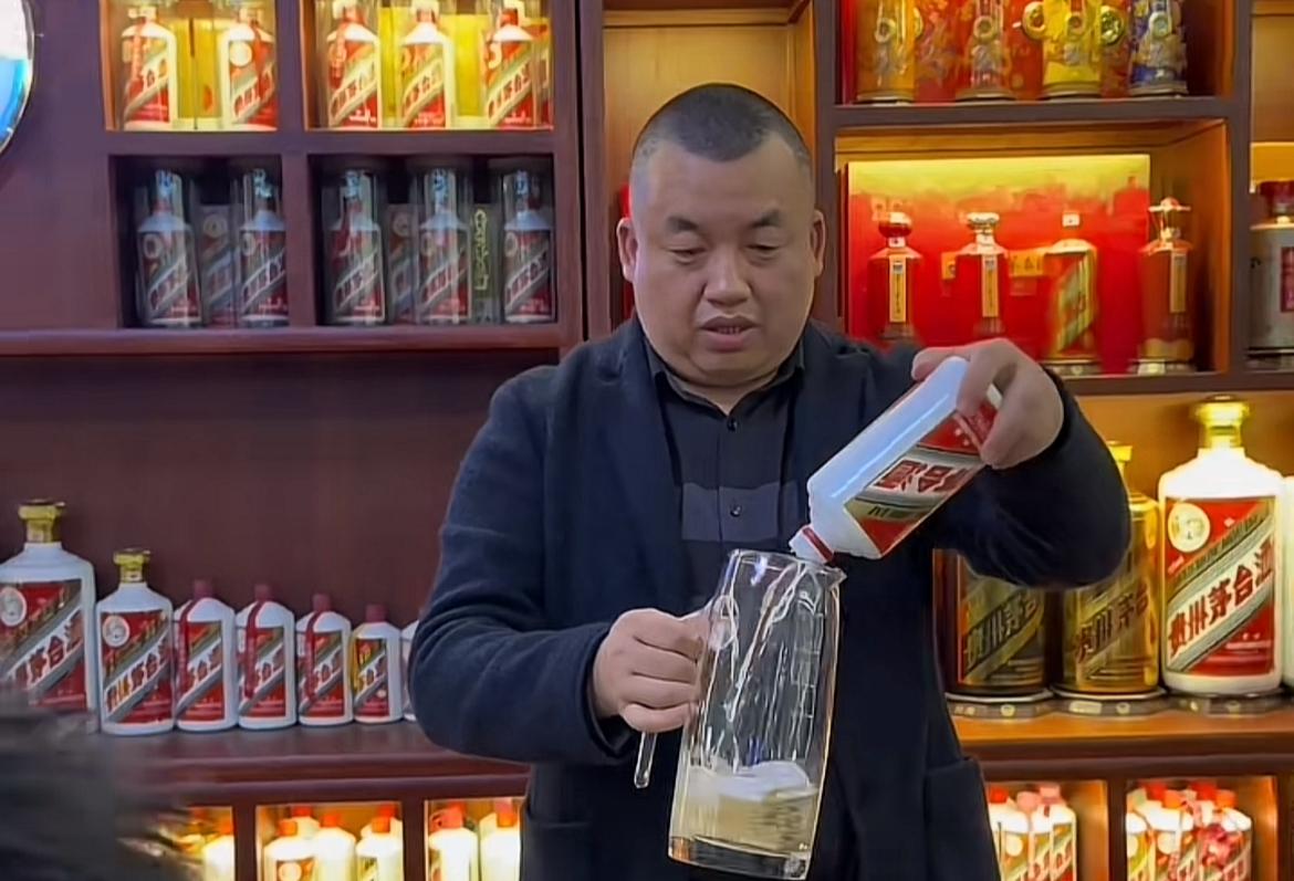 北京坤哥这也不行啊，居然沦落到与崩牙驹“小弟”聚会敬酒环节就可以看出来，他就是