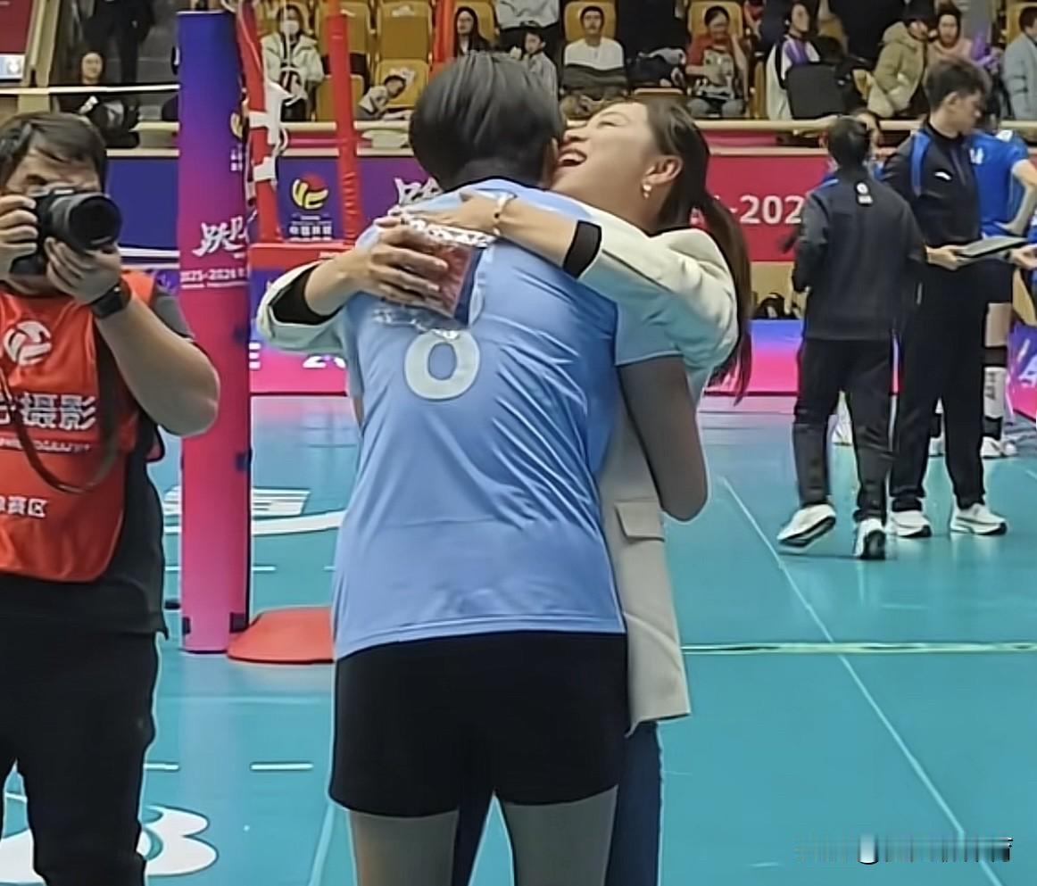 看人家天津女排的领导情商多高，亲自跑到场上安慰队员！昨天晚上主场赢了福建女排后、