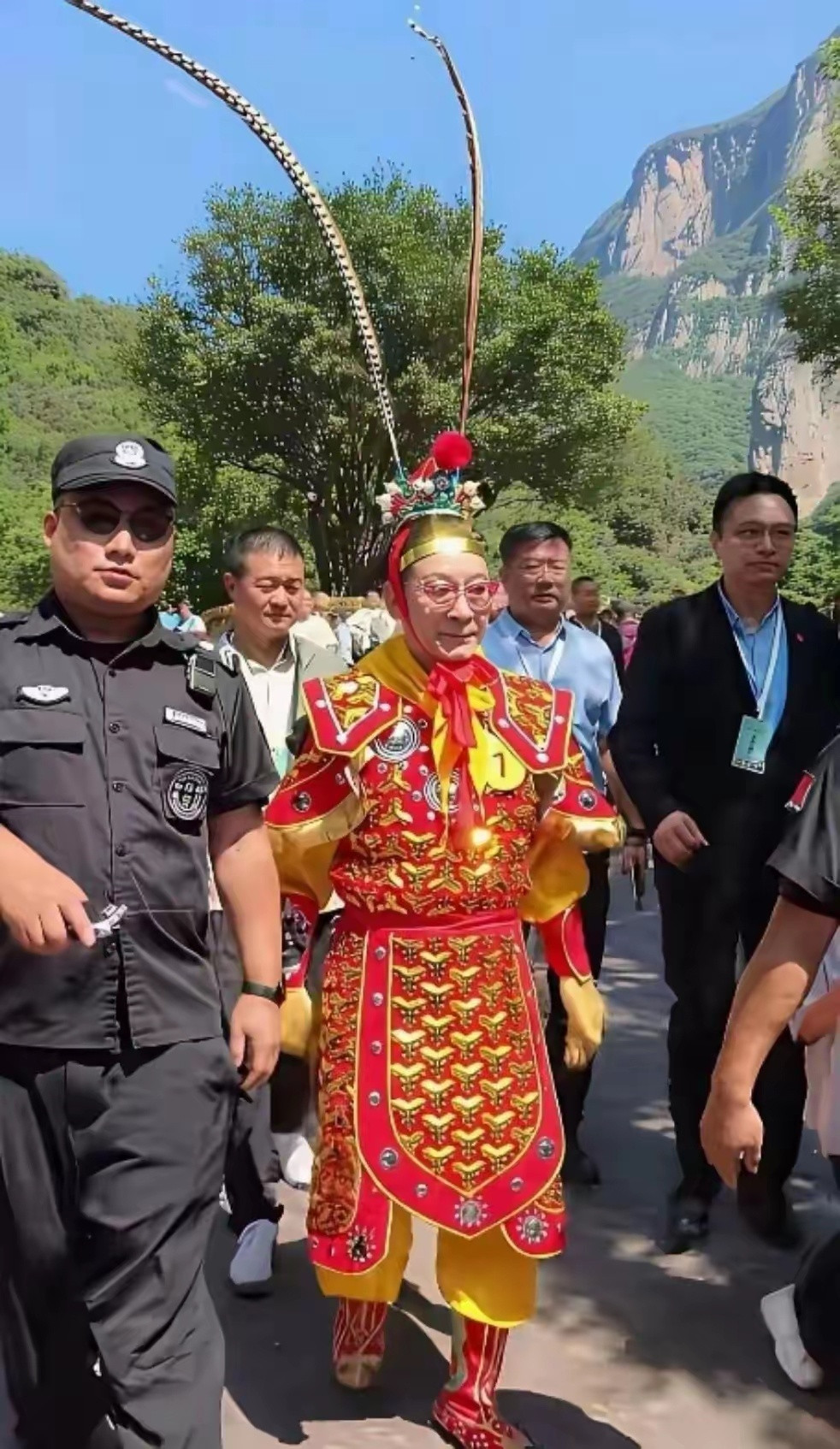 六小龄童老师这是啥造型？怎么感觉有些尴尬。​​​
