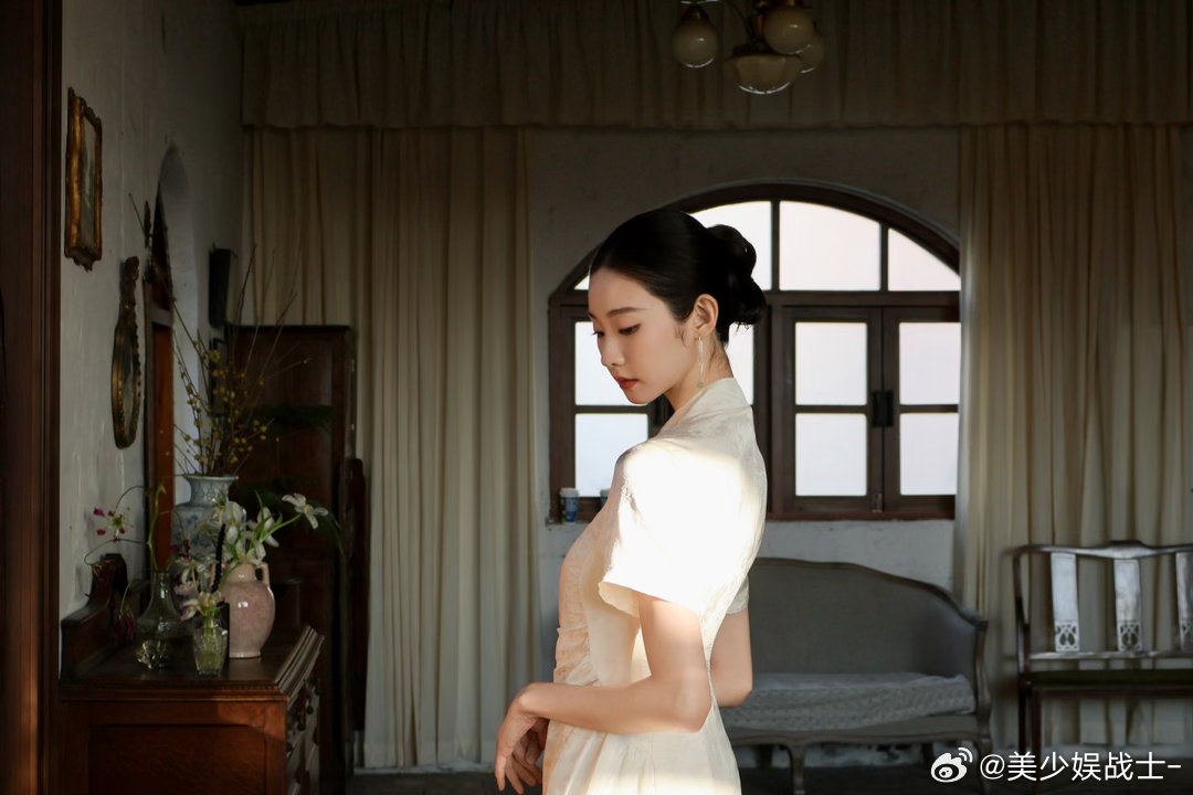 张艺凡民国风穿出了故事感张艺凡的素色旗袍造型太绝了！美人映光影的画面感直接拉满