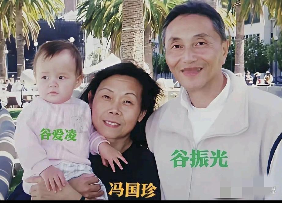 小时候的谷爱凌，清秀乖巧不像混血儿；和马斯克合照的她，比马斯克还欧化。谷爱凌