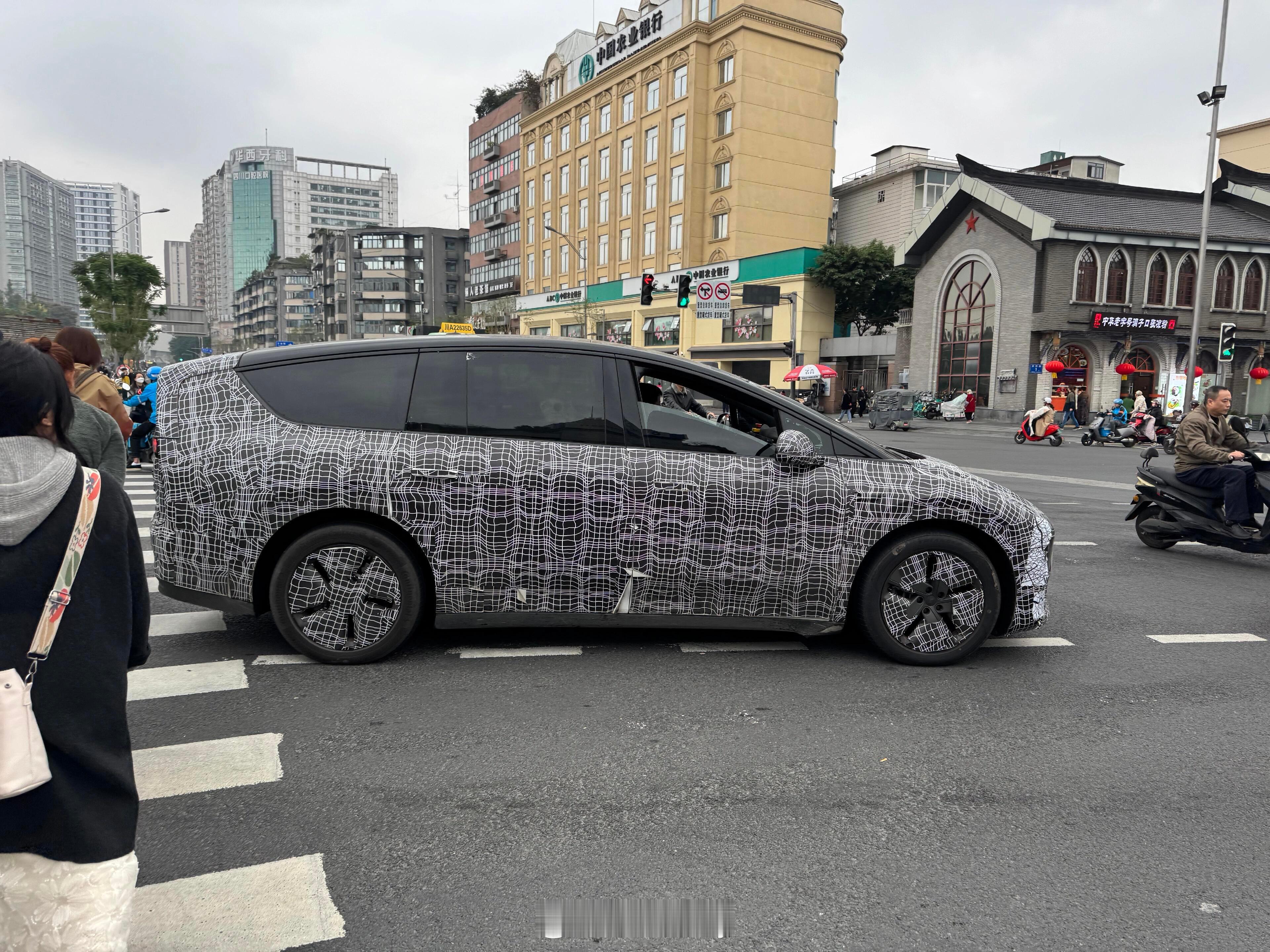 什么叫抠厂?抠厂就是新车已经交付了老版本的伪装测试车还要继续在路上跑。