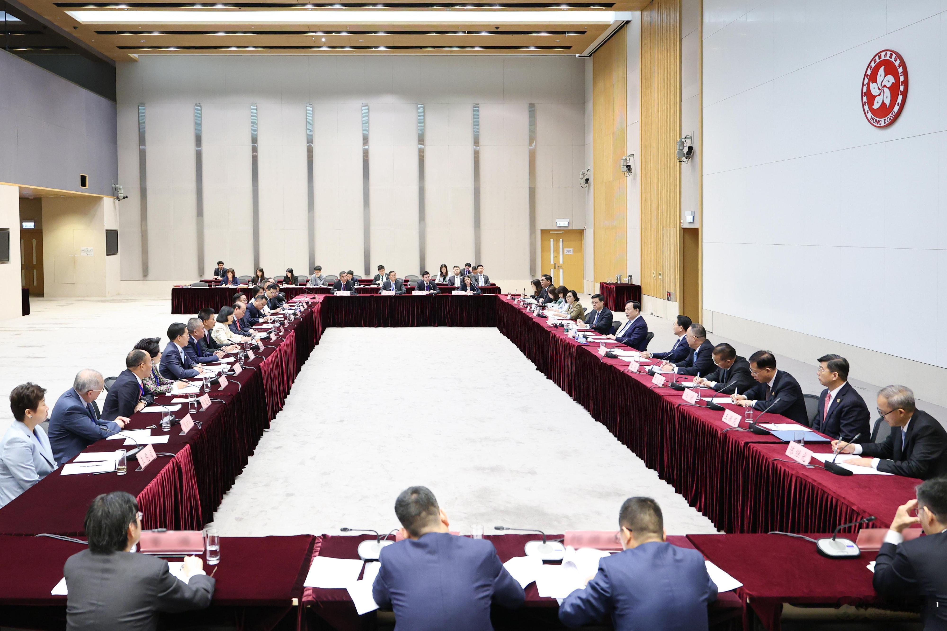 中央港澳工作辦公室主任、國務院港澳事務辦公室主任夏寶龍六月十九日在港會見愛國愛港