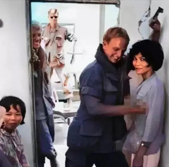 1969年，越南西贡，一个满面油光的美国大兵，在众目睽睽之下，正在调戏一个骨瘦如