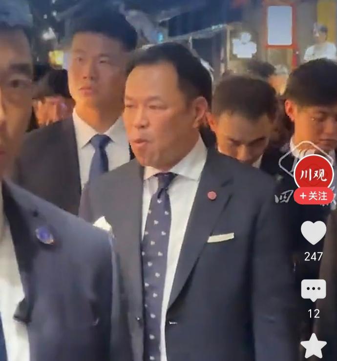 7月18日阿努廷穿着西服在成都逛街，手里拿着一个冰淇淋，隔着屏幕让人馋的直流口水