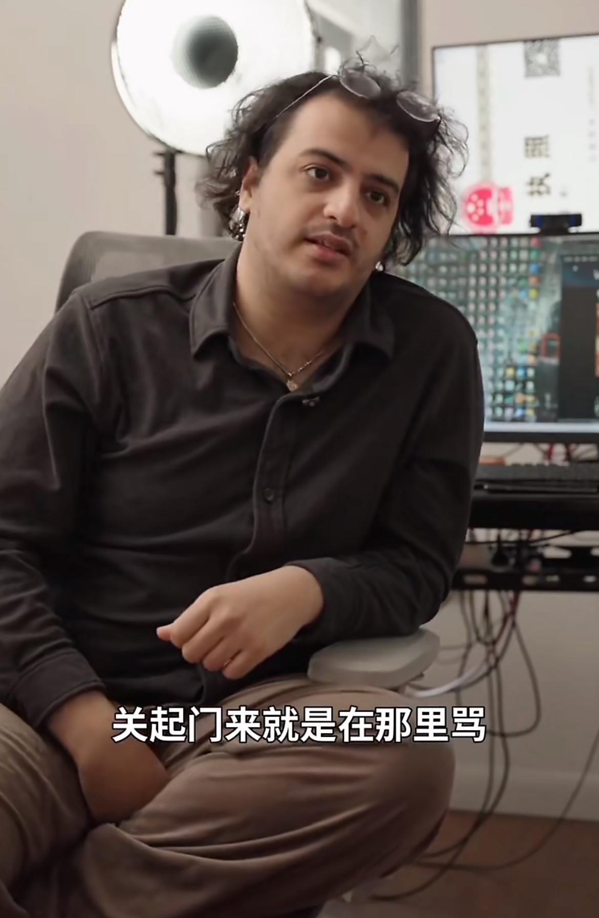 这个伊朗网红吐槽自己有30万粉丝没有赚到钱，说自己不喜欢像别人那样做无脑的中国吹