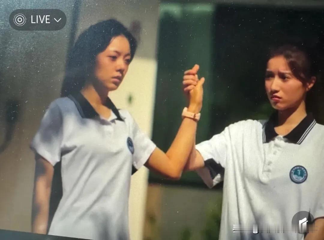 看《樱桃琥珀》时，不少人注意到一个点：女配的衣服明显比女主宽大得多，这到底是为啥