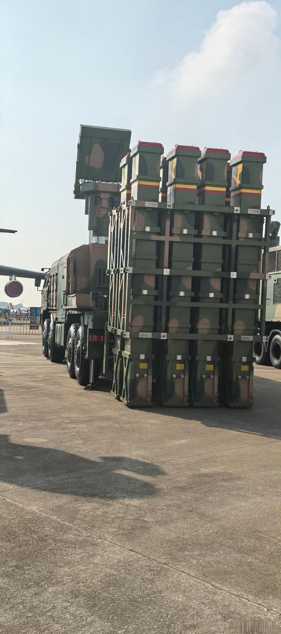 九三阅兵解读关注我九三看更多俄乌战争是一面照妖镜，也是现代战争的警示录。这场战争