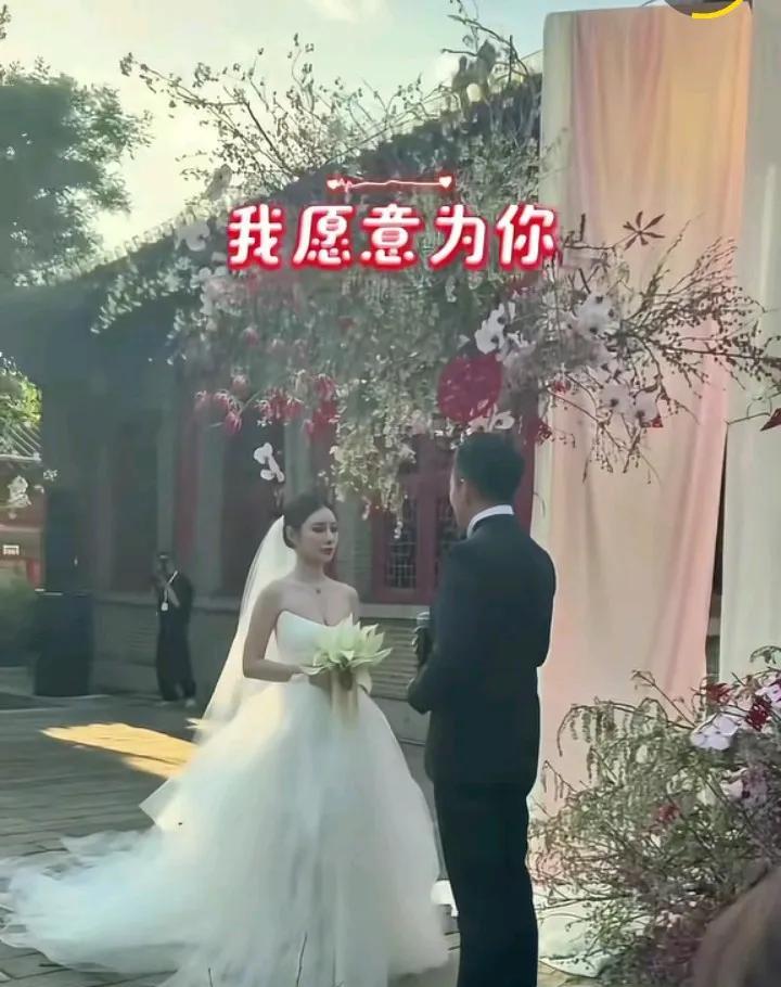 婚礼现场，马筱梅哭了，她的妈妈也哭了。马筱梅妈妈牵着马筱梅，把她交给汪小菲，看