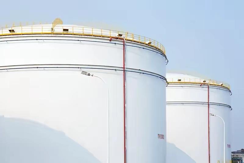 【求购燃料油，别国给中国出难题】刚刚看到报道，在中国暂停出口成品油出口后，斯