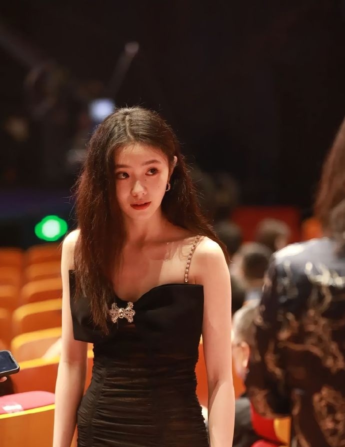 炸毛的刘浩存，洗个头就去参加活动的女明星​