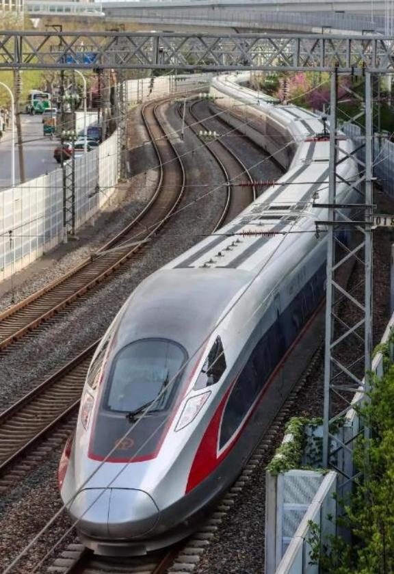 中国为什么执意要发展高铁，而不是廉价航空？说白了，中国就是在赌，赌未来用电不要钱