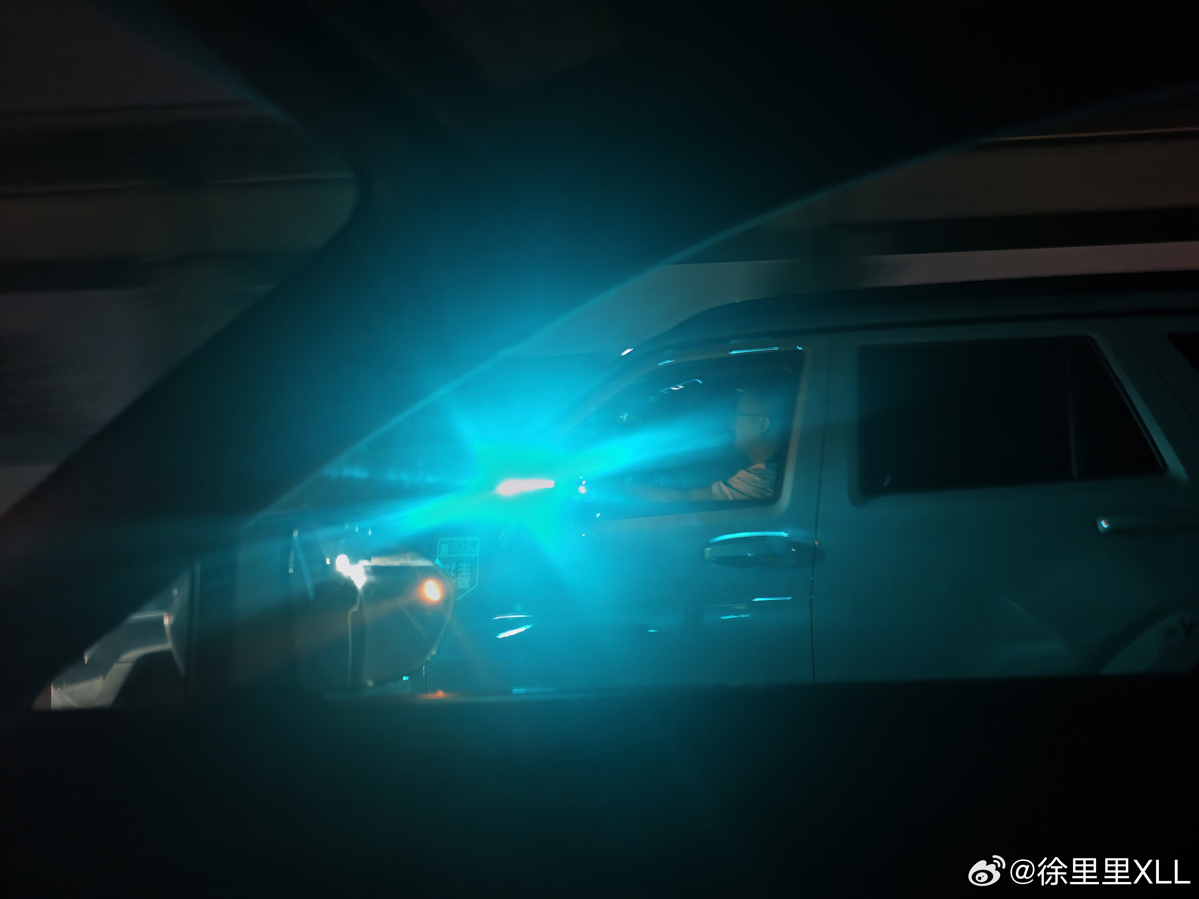 我非常喜欢坦克700的小蓝灯。在晚上。坦克700开启小蓝灯之后。全车上下前后一共