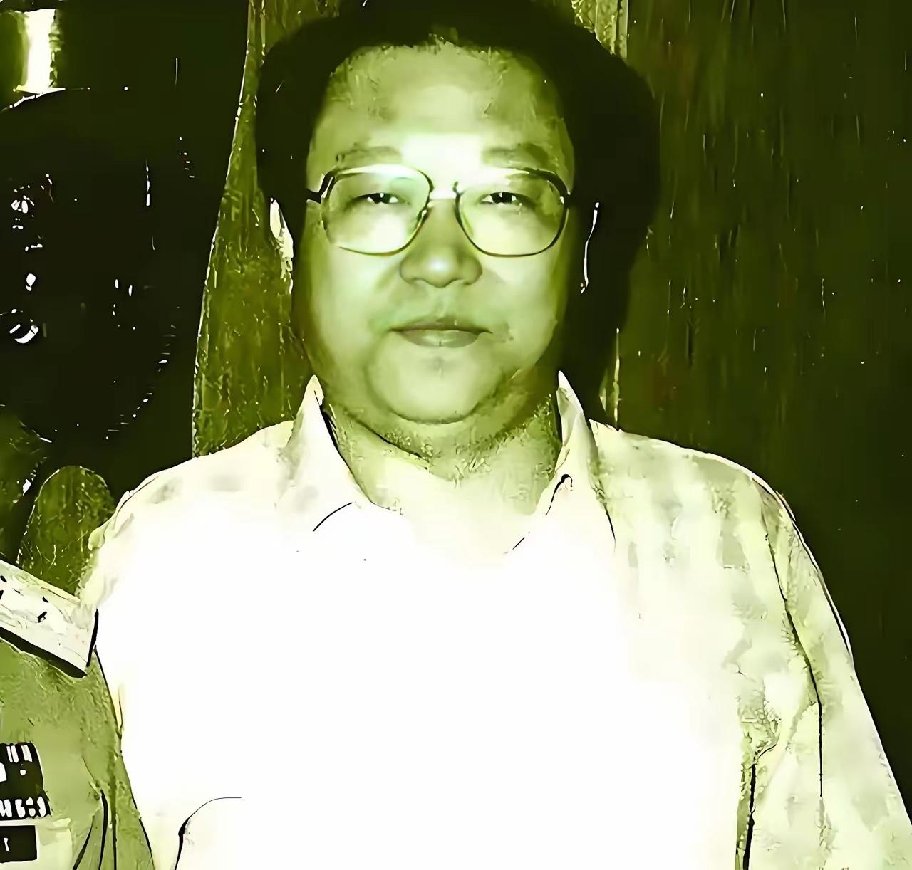 2015年10月，广州白云机场，李志豪走下飞机，没讲话，只朝接机的人敬了个礼，低