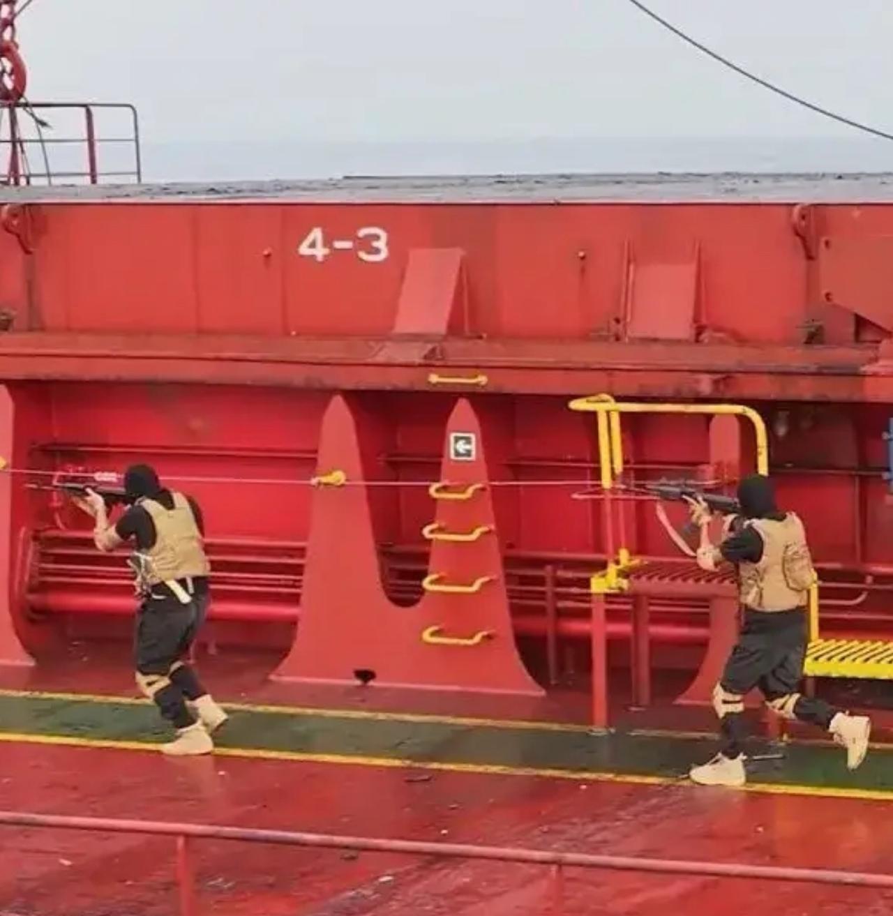 胡塞炸沉万吨巨轮，也不将其劫持到自己港口，表明：其行为是匡扶正义，不是披着狼皮的