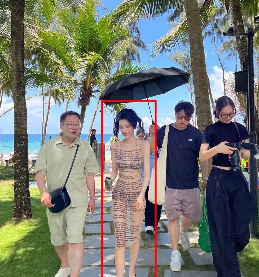万万没想到，易梦玲绝了，明星感站姿拍照真的巨显腿长！不得不佩服易梦玲身材真