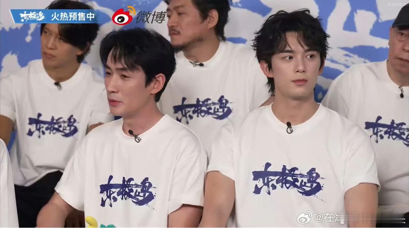 吴磊好大一只首映礼白T根本藏不住吴磊的太平洋宽肩，少年感的脸蛋+雕塑般的肌肉线条