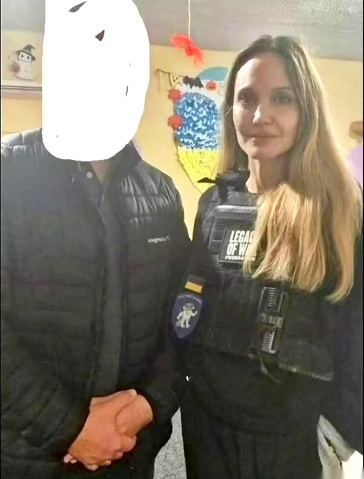 哥们儿，你这辈子干过最牛逼的事是啥？是敢在大街上，当着安吉丽娜·朱莉的面，把她