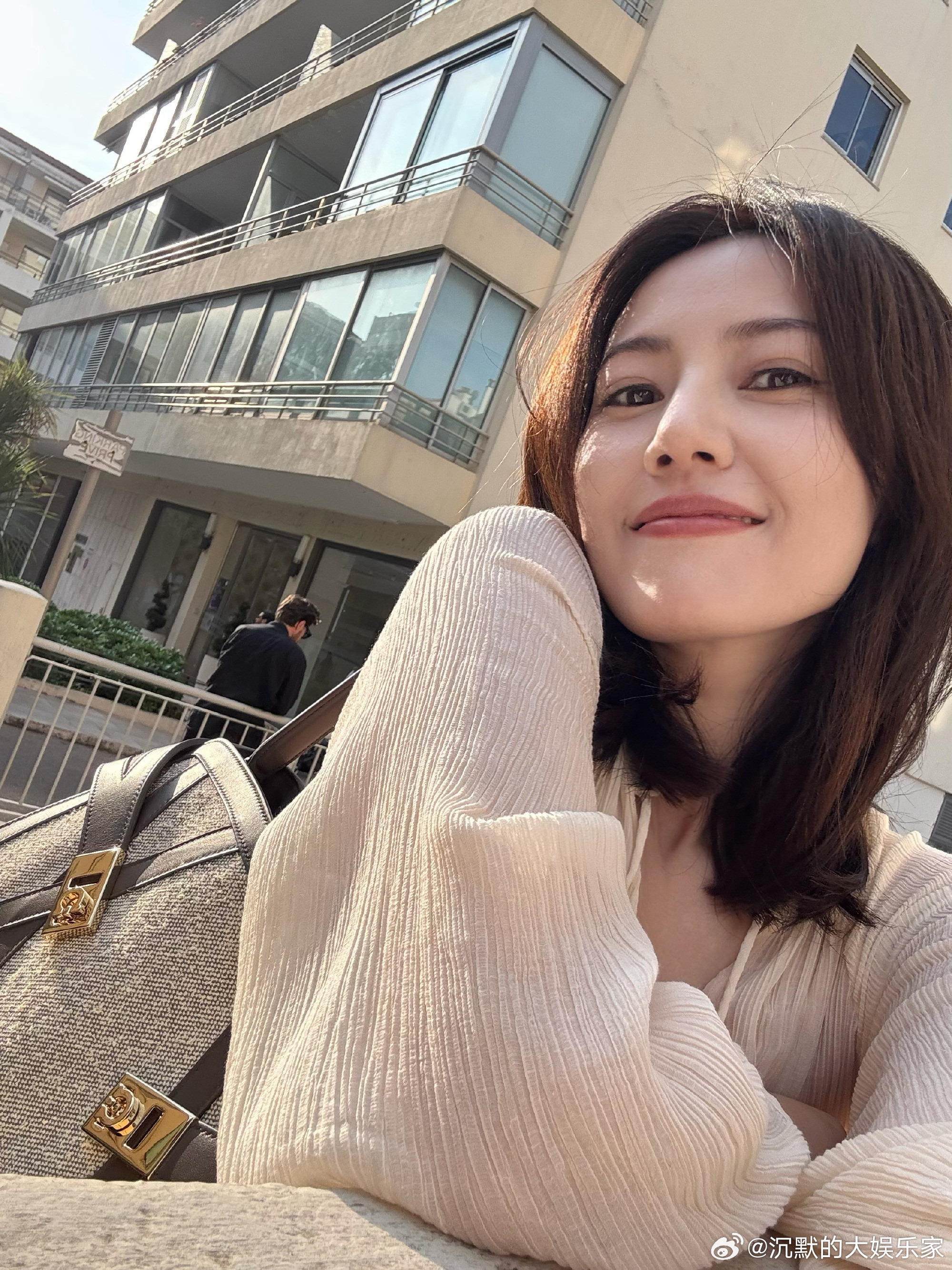 这才是真正的生图，她的美完全不需要滤镜加持。温柔的眼神，甜美的酒窝，搭配自然