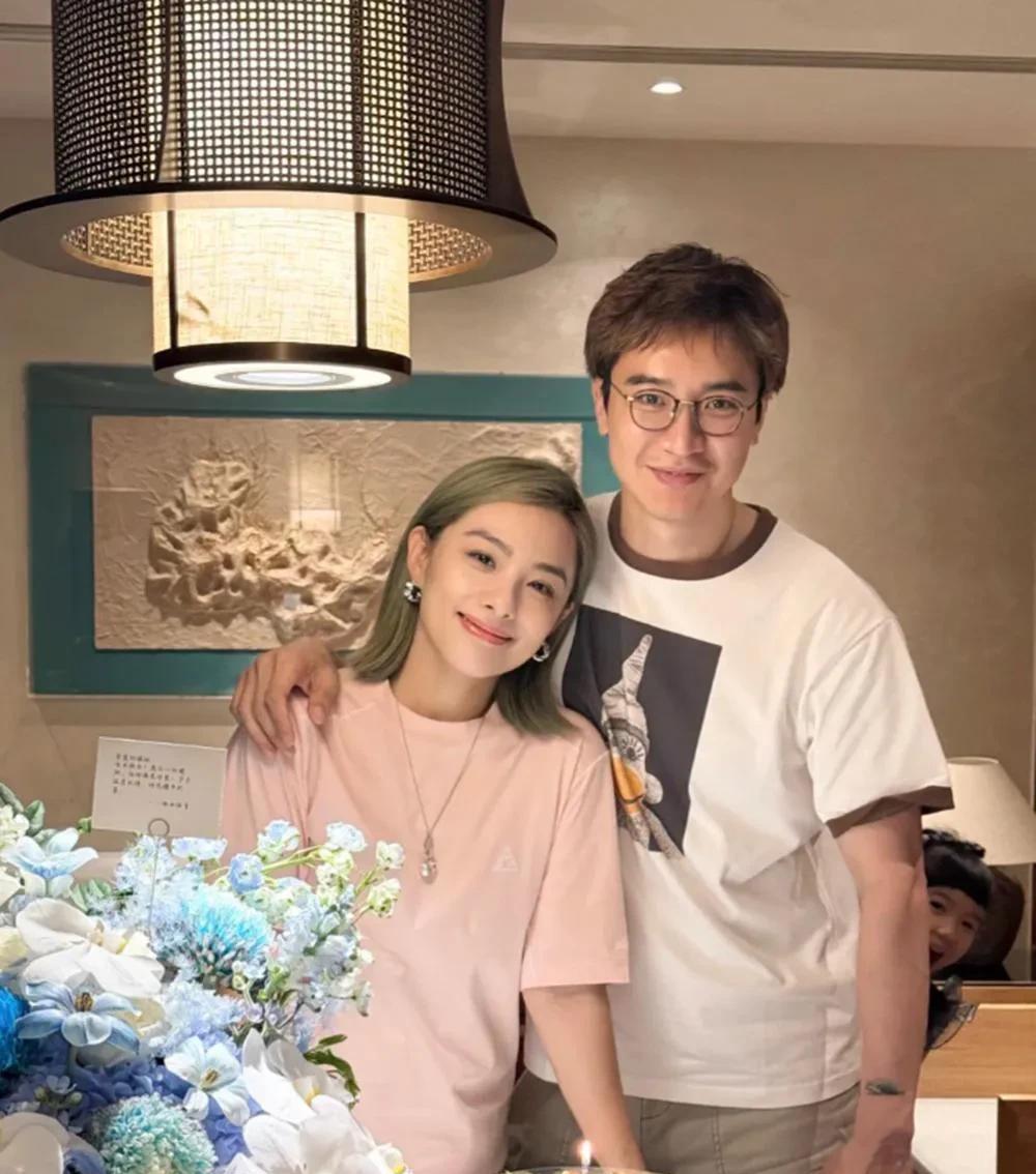 刘璇晒全家福为女儿庆生，教授丈夫娃娃脸好年轻，一家颜值真高