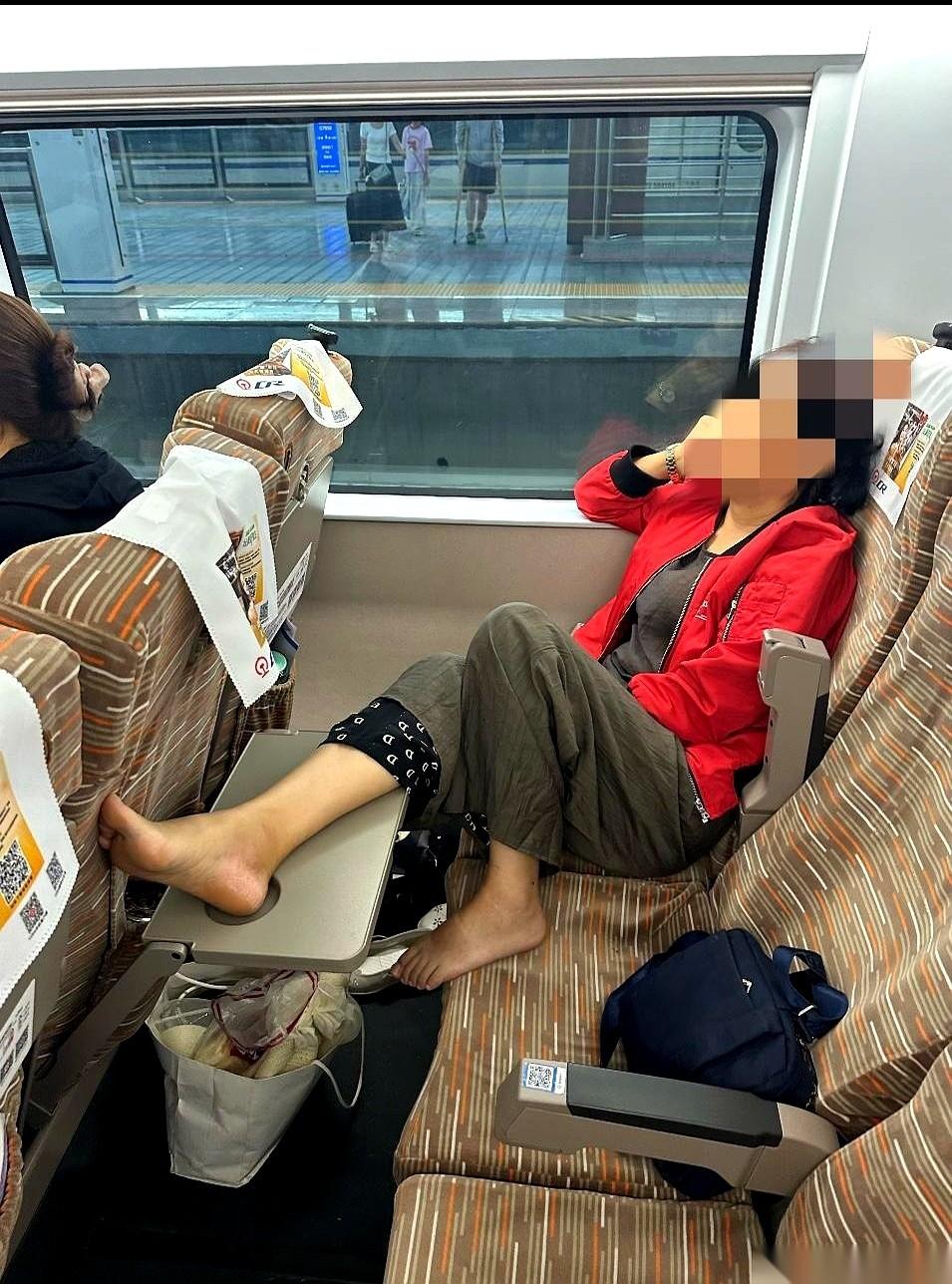 高铁上，我旁边那位姐，直接把脚蹬我座位上了。就那么伸过来，一只鞋，大大方方地停