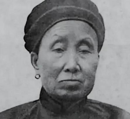 浙江奉化，1950年。蒋家老宅还在，蒋介石的姐姐也还在。她没走。为什