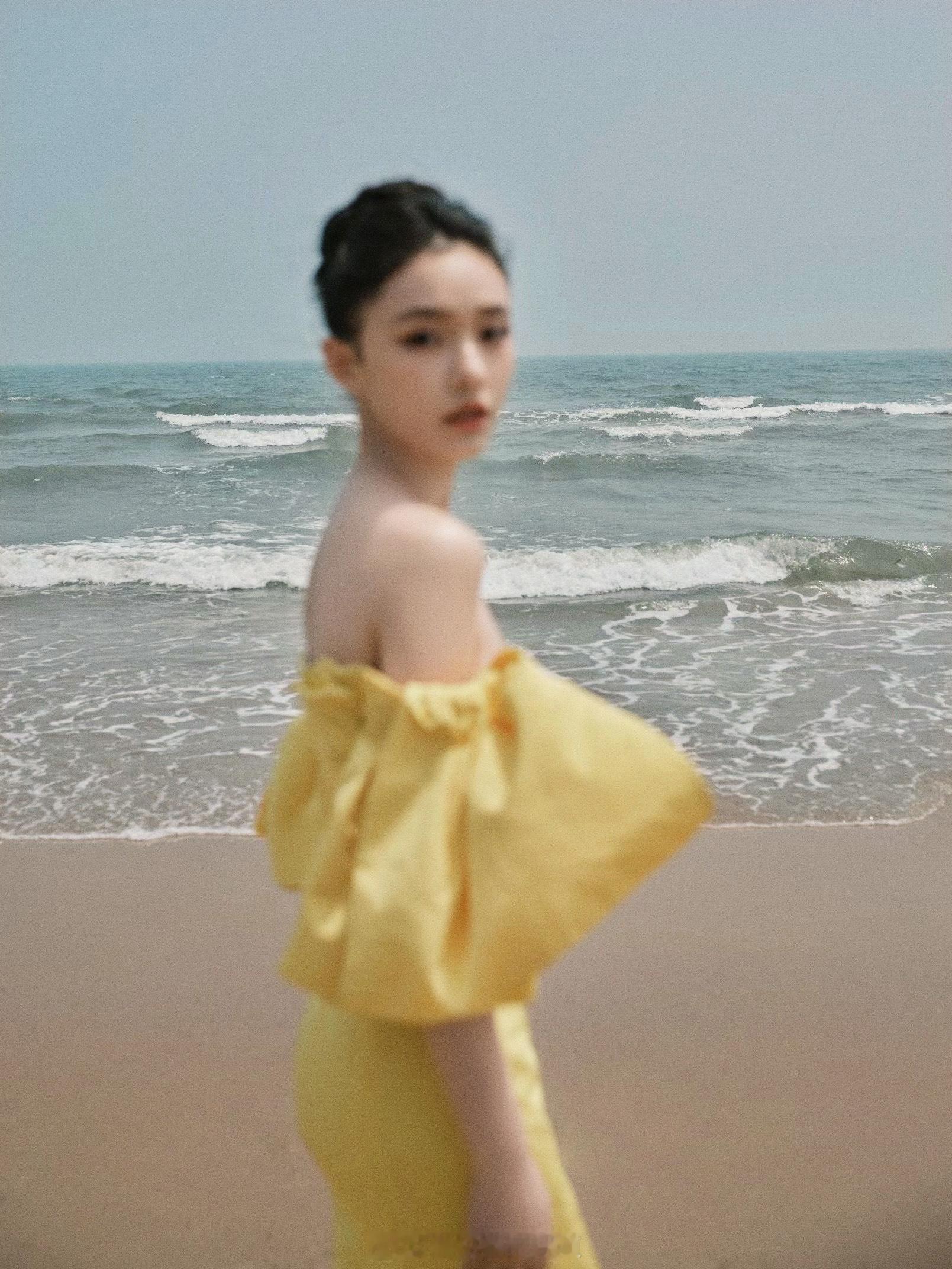 林允海滩美拍黄色抹胸裙浪漫甜美