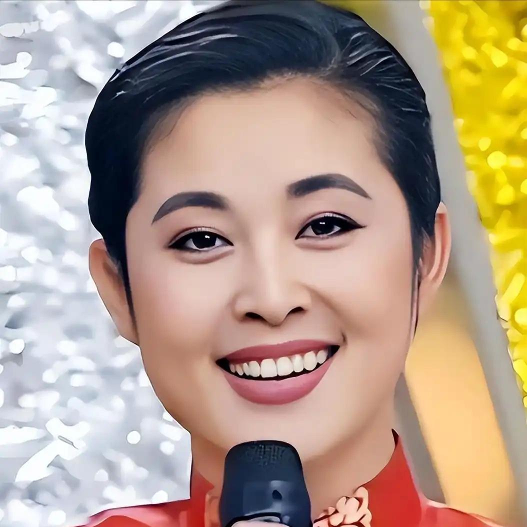 好多人传言倪萍的前夫对儿子不闻不问，都是她一个人带儿子去看病。倪萍说我和儿子