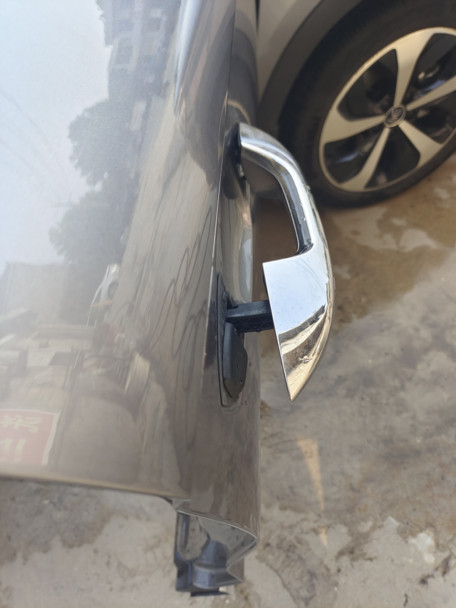 新车三个月门把手就坏了宋P质量堪忧！我正好在河北出差，这门把手坏了门也打不开