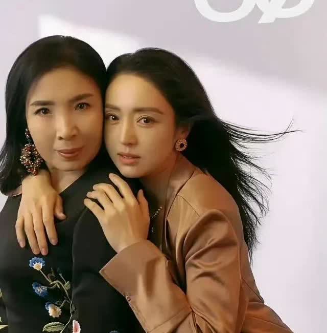 董璇和妈妈的合照，所以董璇也是中了基因彩票？不过，今年6月，董璇带女儿小酒窝游韶
