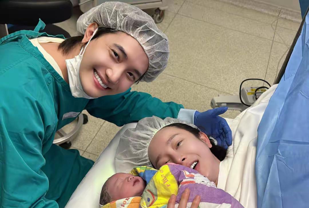 张檬和小五这对小夫妻终于迎来了属于自己的爱情结晶，不得不说张檬还是很幸运的，早年