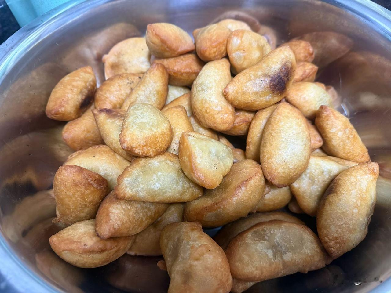 外省的朋友把我们封红包太少是不是误会了，我说给父母一两百就可以。然后她来一大