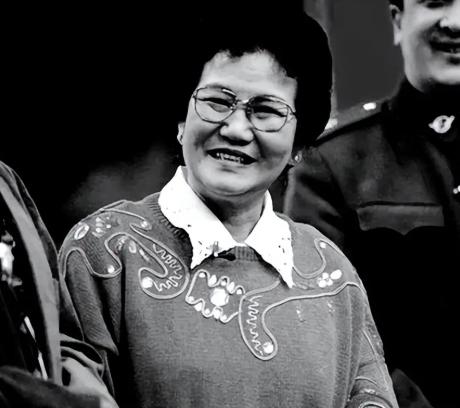 1964年，小叔子盛弘对赵丽蓉说：“嫂子，我哥走3年了，咱俩一起过吧！”赵丽蓉严