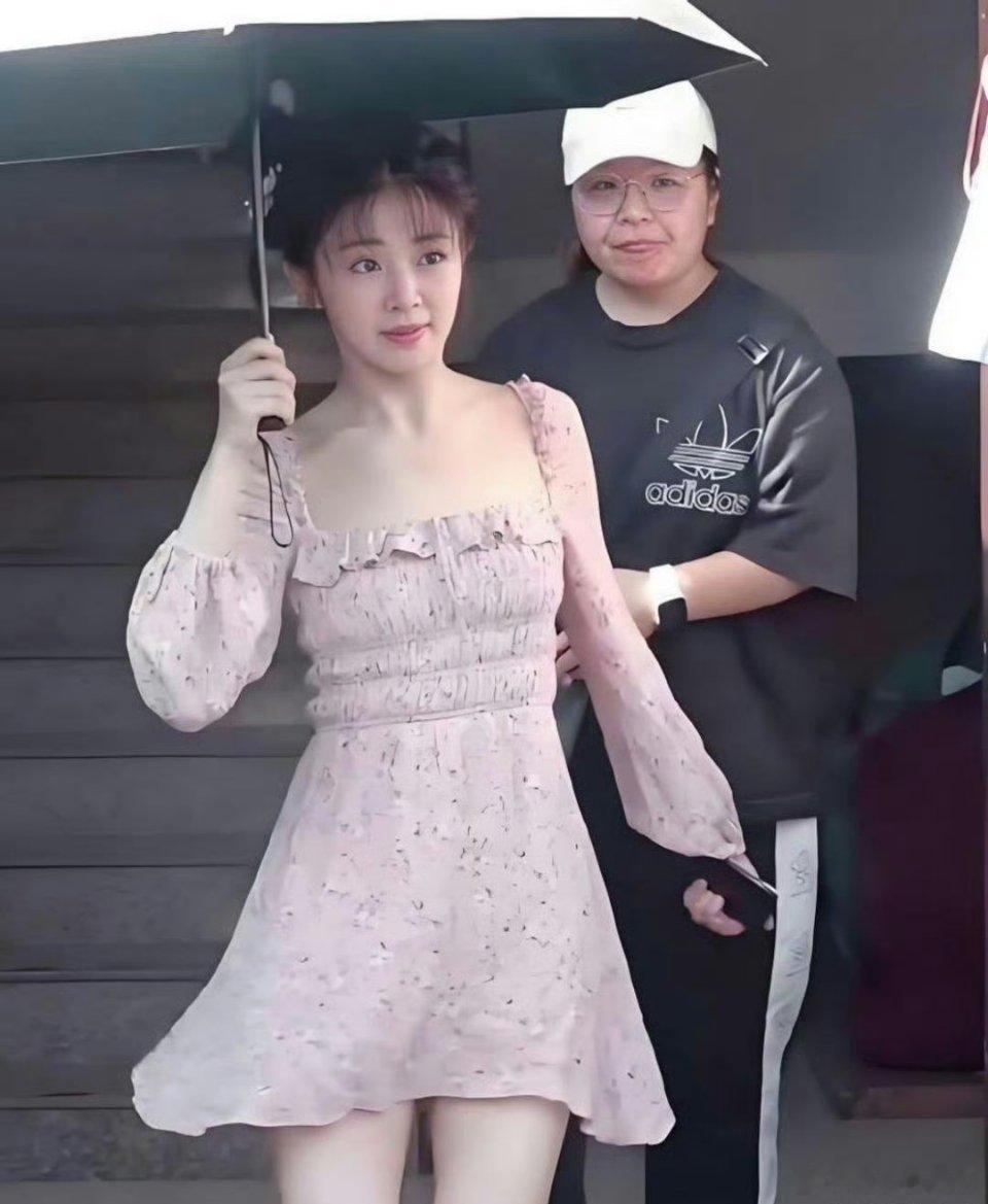 快40岁的张含韵打扮起来像20岁，皮肤又白又嫩，