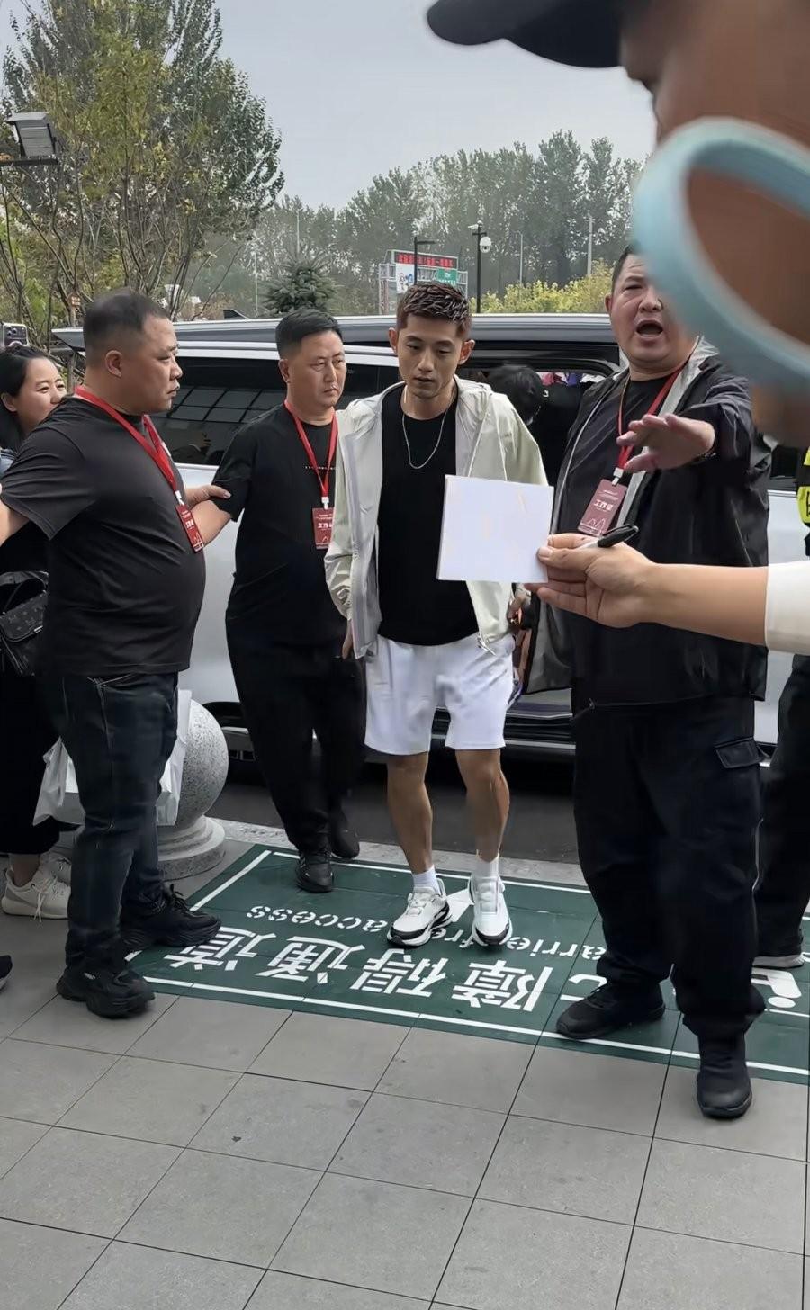 9月26日，张继科现身沈阳奥特莱斯，他打扮时尚网友却挑出很多毛病，说他头发太红有