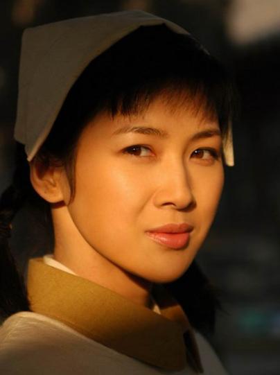 2011年，身家50亿的温州首富周旭辉瞒着原配，看上了“李云龙”的老婆童蕾，面对
