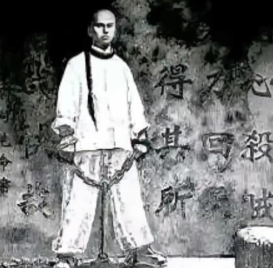 1898年，谭嗣同临刑前夜，33岁的李闰跪在地上，含泪解开衣襟，对丈夫说："